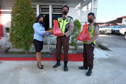 (Apr-2022) PT Transkon Jaya Tbk has started to commit to sharing with the security officers on duty in the office area, by distributing basic groceries